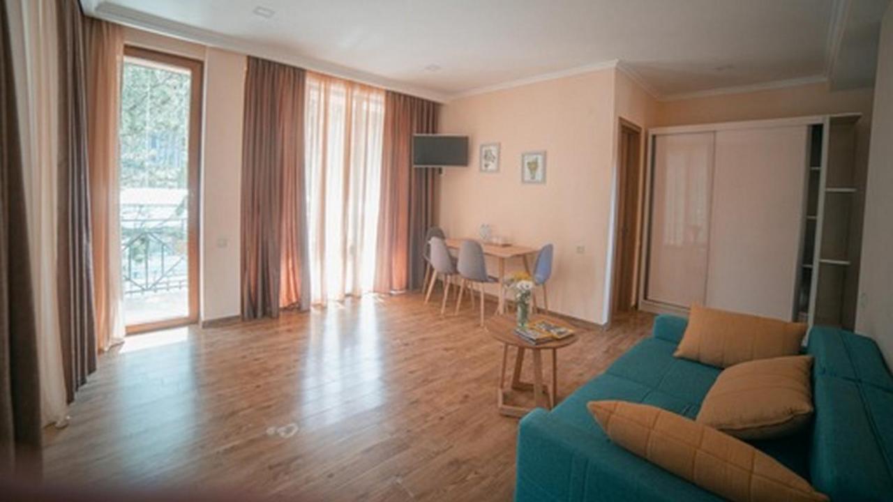 Hotel Surami Ngoại thất bức ảnh